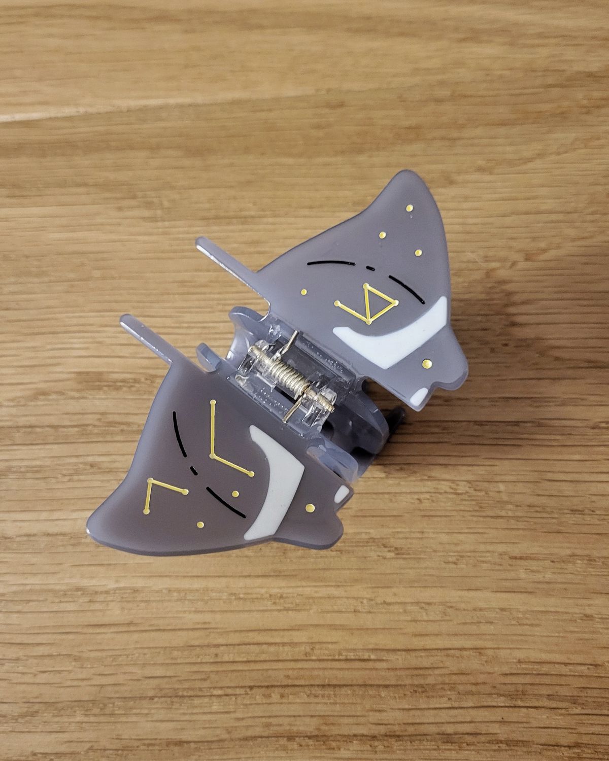 Manta ray hair claw clip